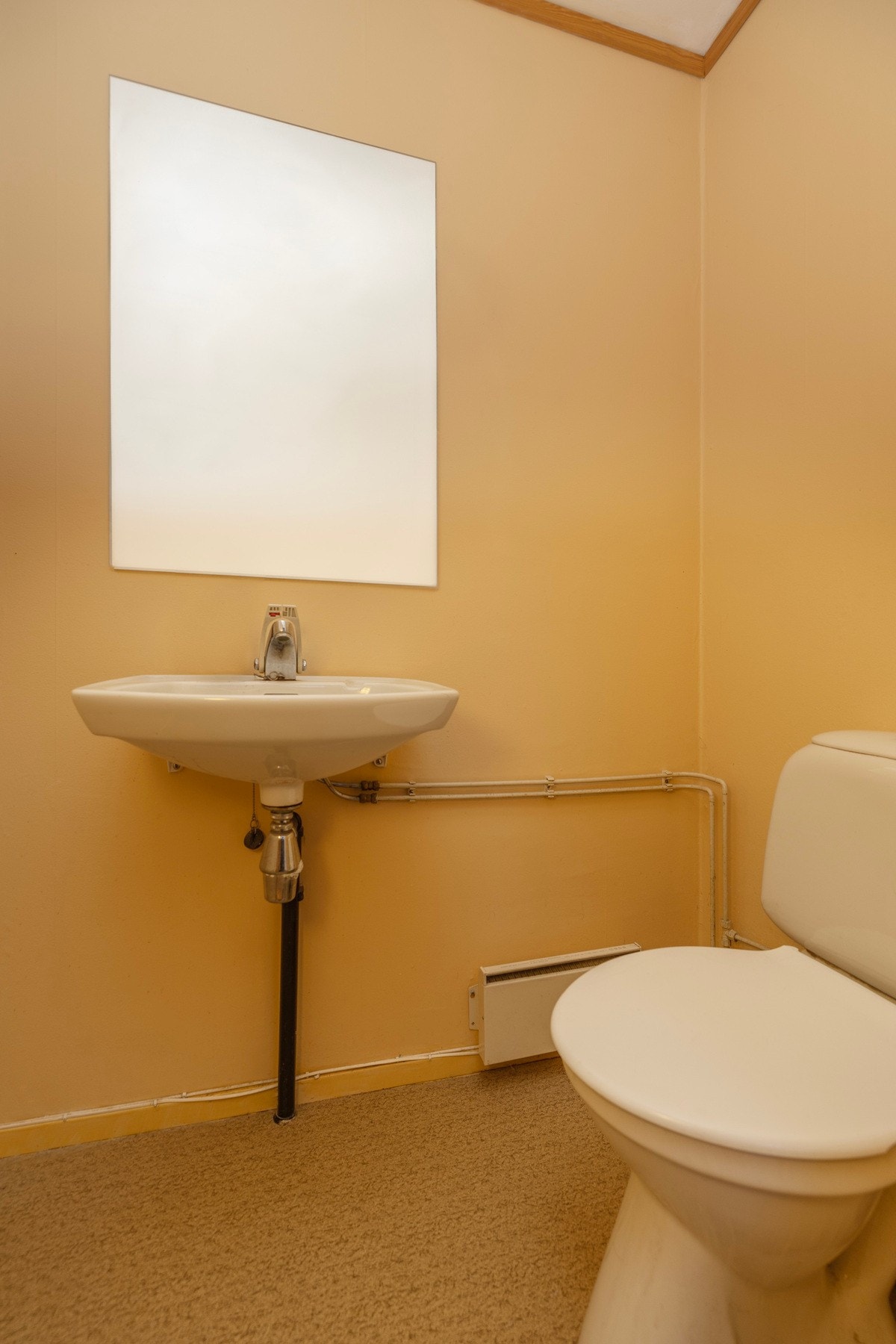 Separat wc rom med servant Galleribilde