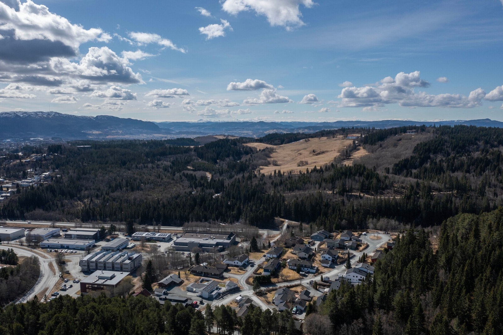 Dronefoto over nærområdet. I bakgrunn sees turstien/lysløypa som går til Granåsen Galleribilde