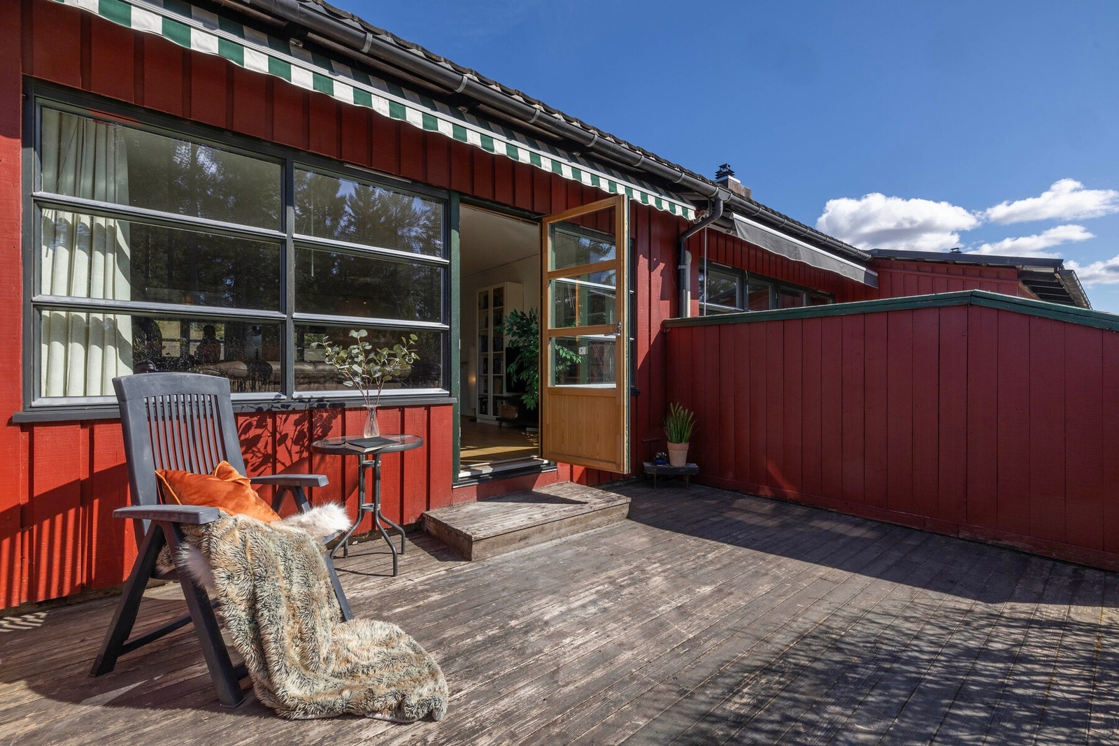 Denne delen av terrassen er usjenert og har markise Galleribilde