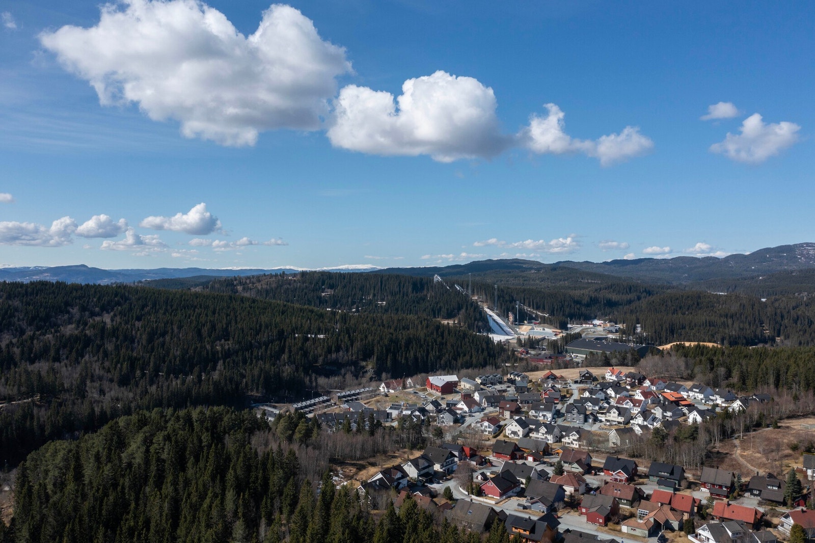 Dronefoto over nærområdet. Med Granåsen og Bymarka i bakgrunn, Galleribilde