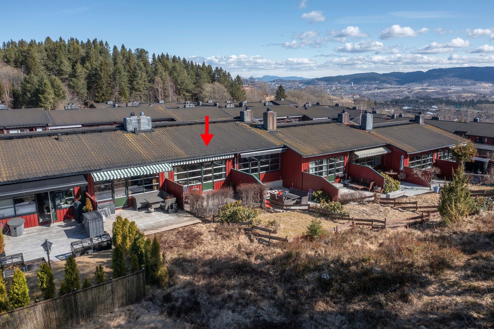 Dronefoto boligen og nabolaget. Rød pil markerer boligens plassering. Galleribilde