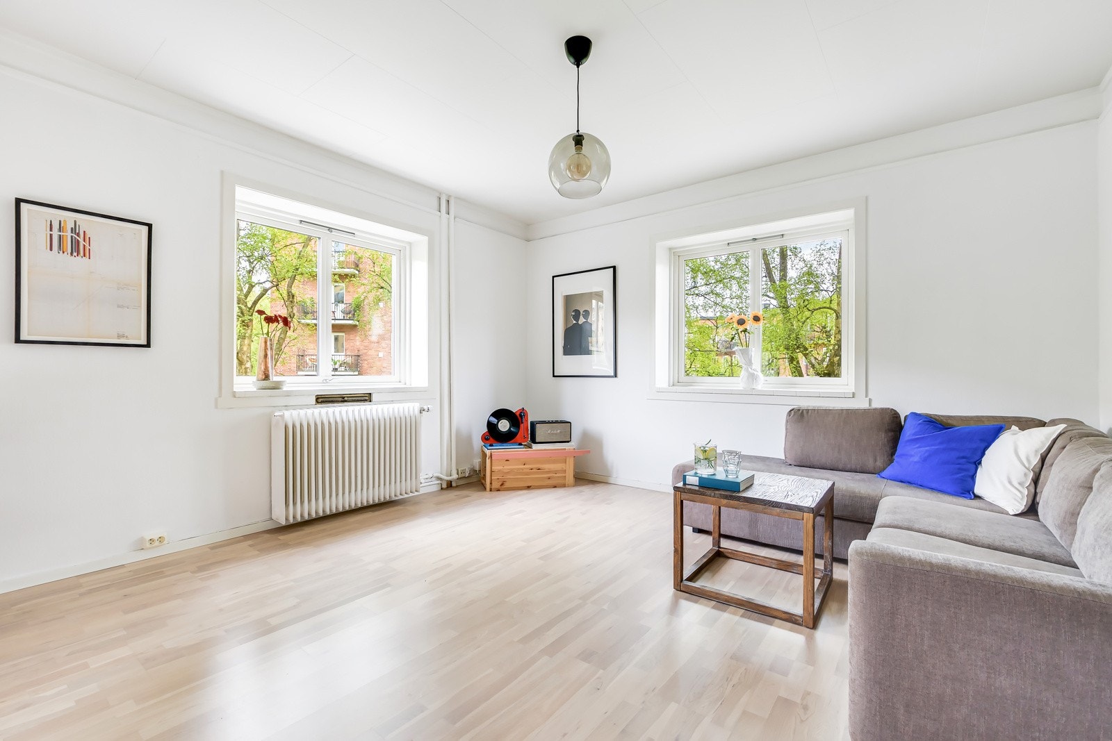 Romslig stue og store vinduer som slipper inn rikelig med dagslys. Galleribilde