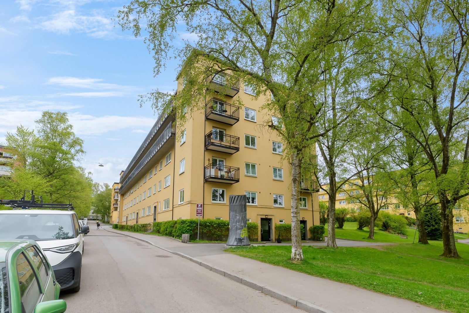 Fasade av bygget, bolgen ligger i 2.etasje, vendt ut mot hagen. Galleribilde
