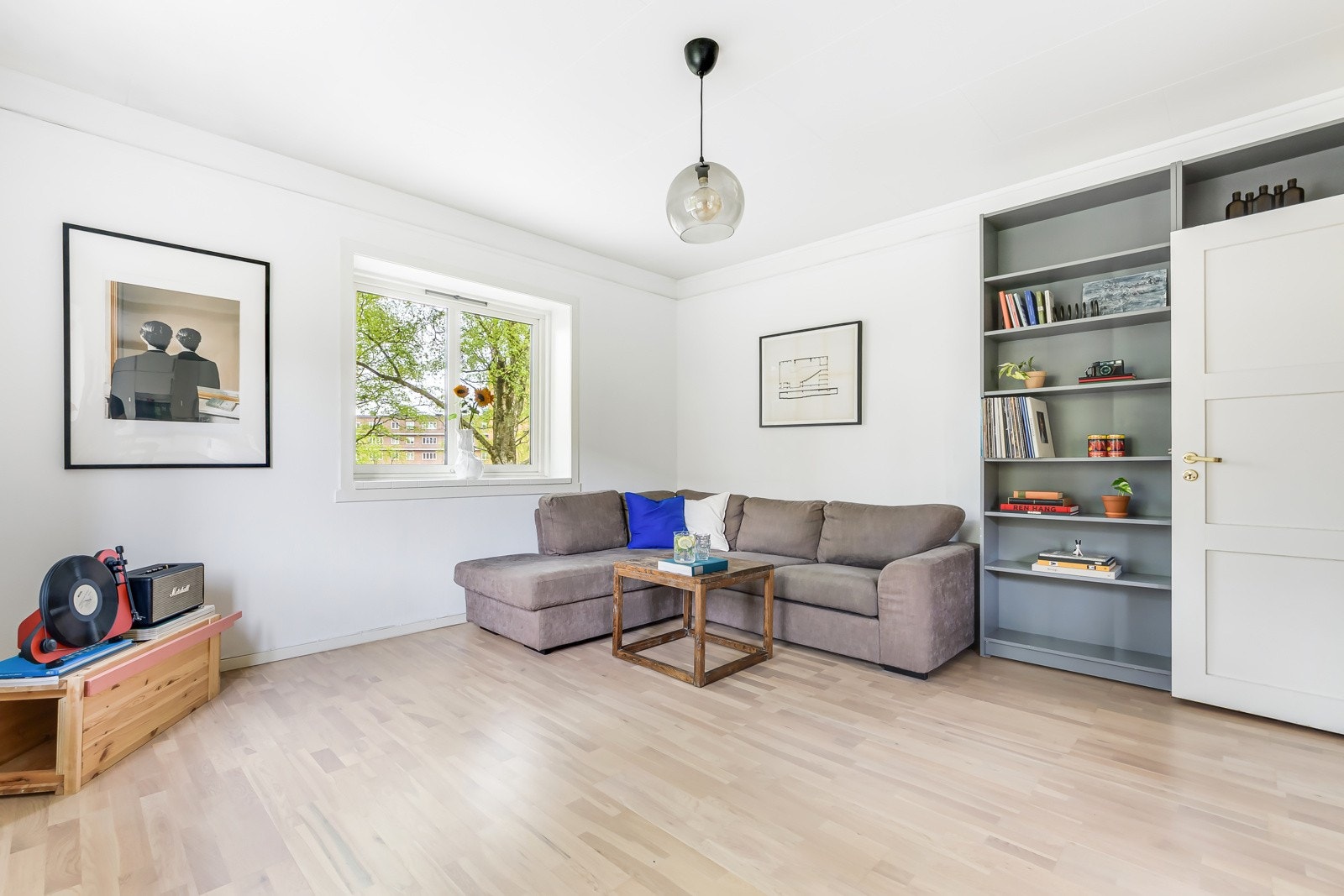 Stuen er av god størrelse og har plass til stor sofa og mediemøbler. Galleribilde