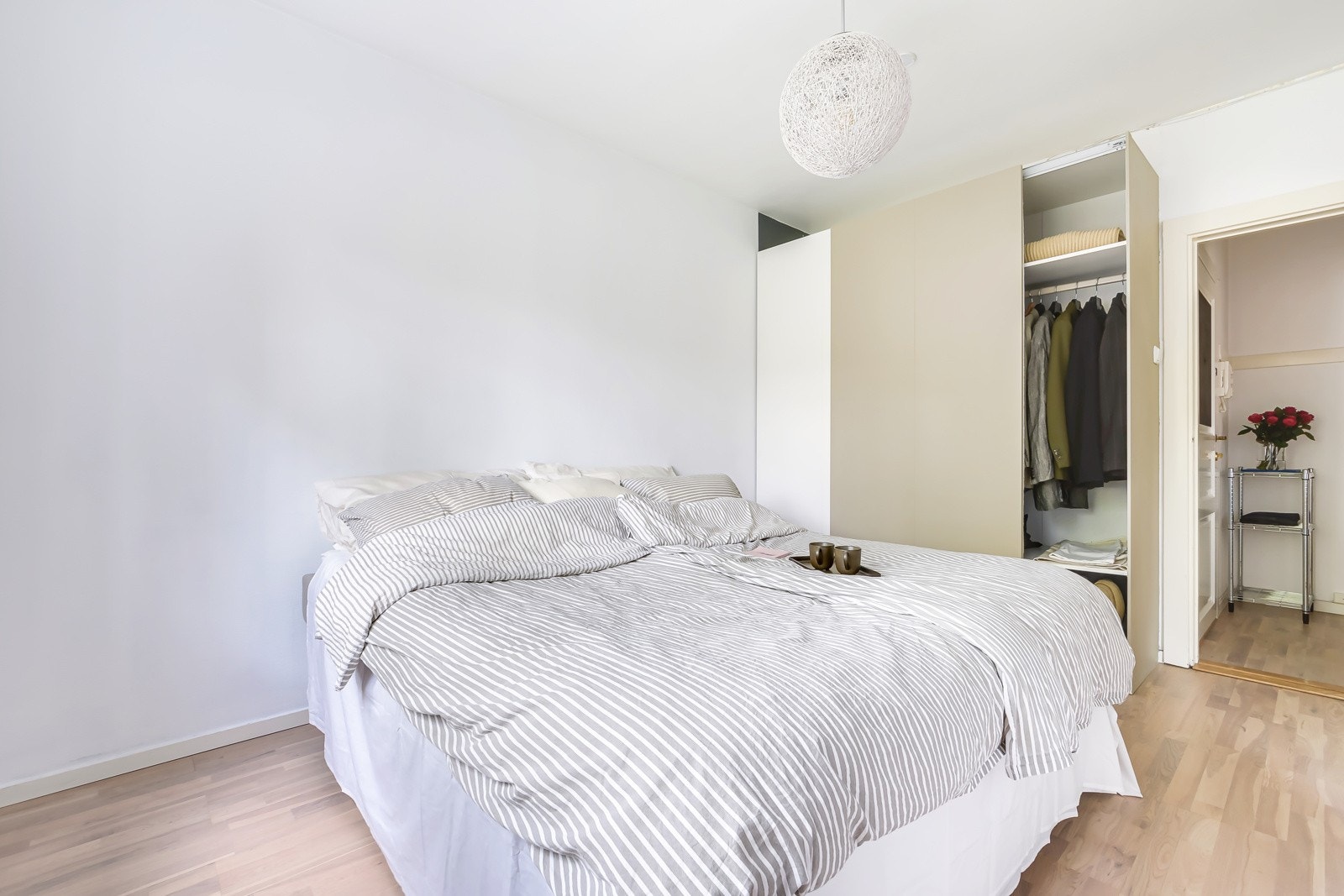 Stor garderobe medfølger og rommet er nymalt i forbindelse med salg. Galleribilde