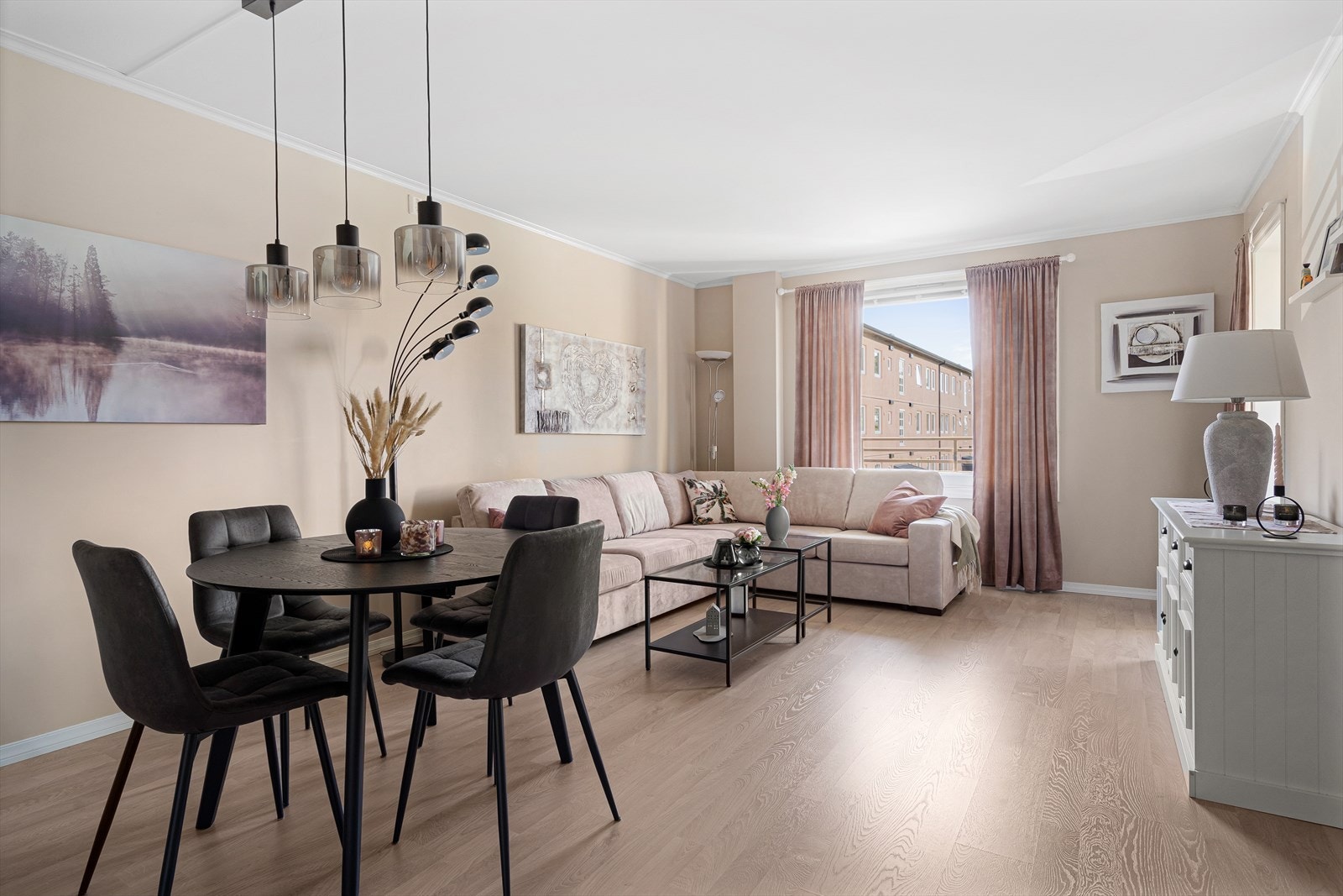 Stuen er lys og romslig med god plass til sofagruppe og spisebord Galleribilde