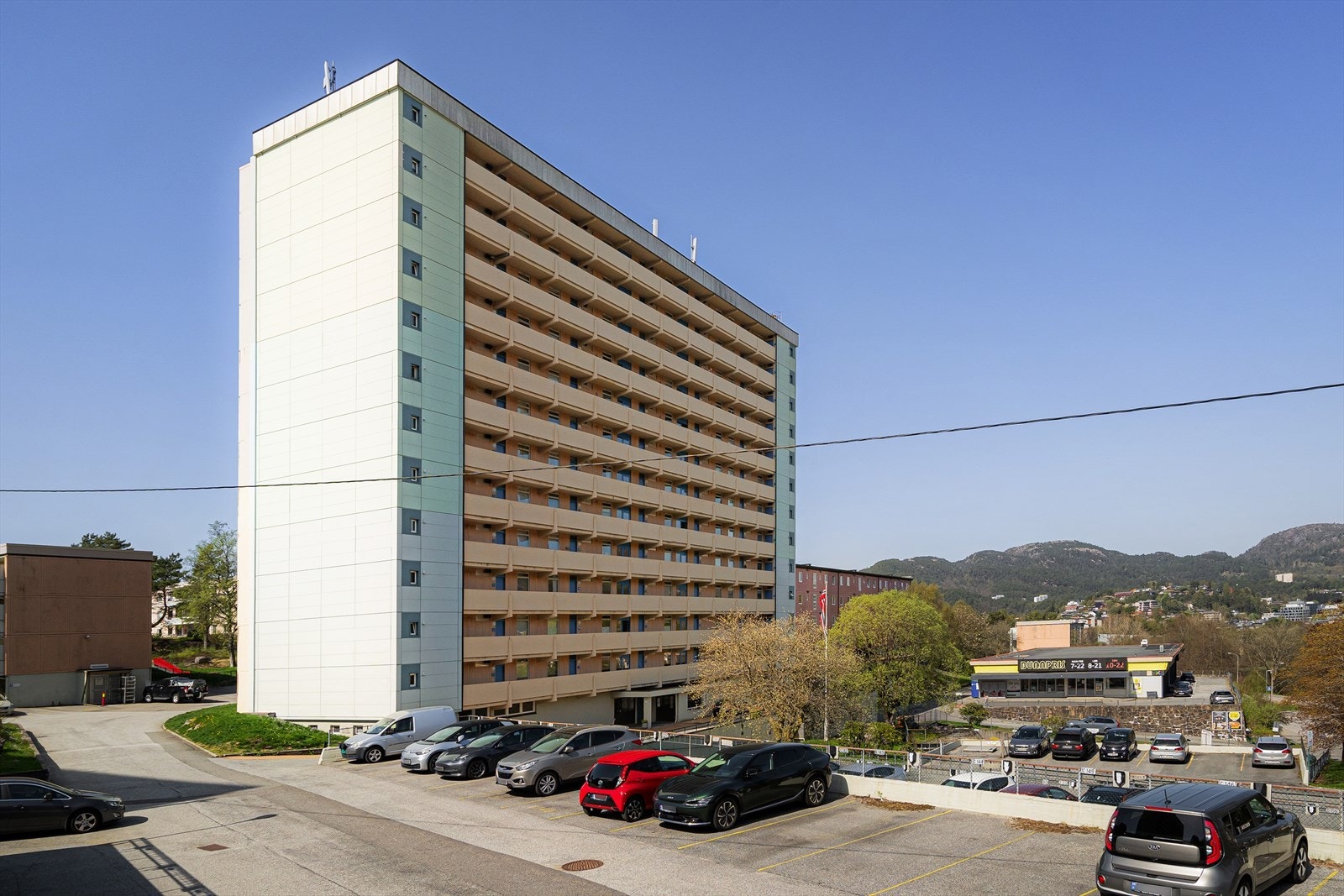 Leiligheten har en fin beliggenhet i byggets 3. etasje Galleribilde