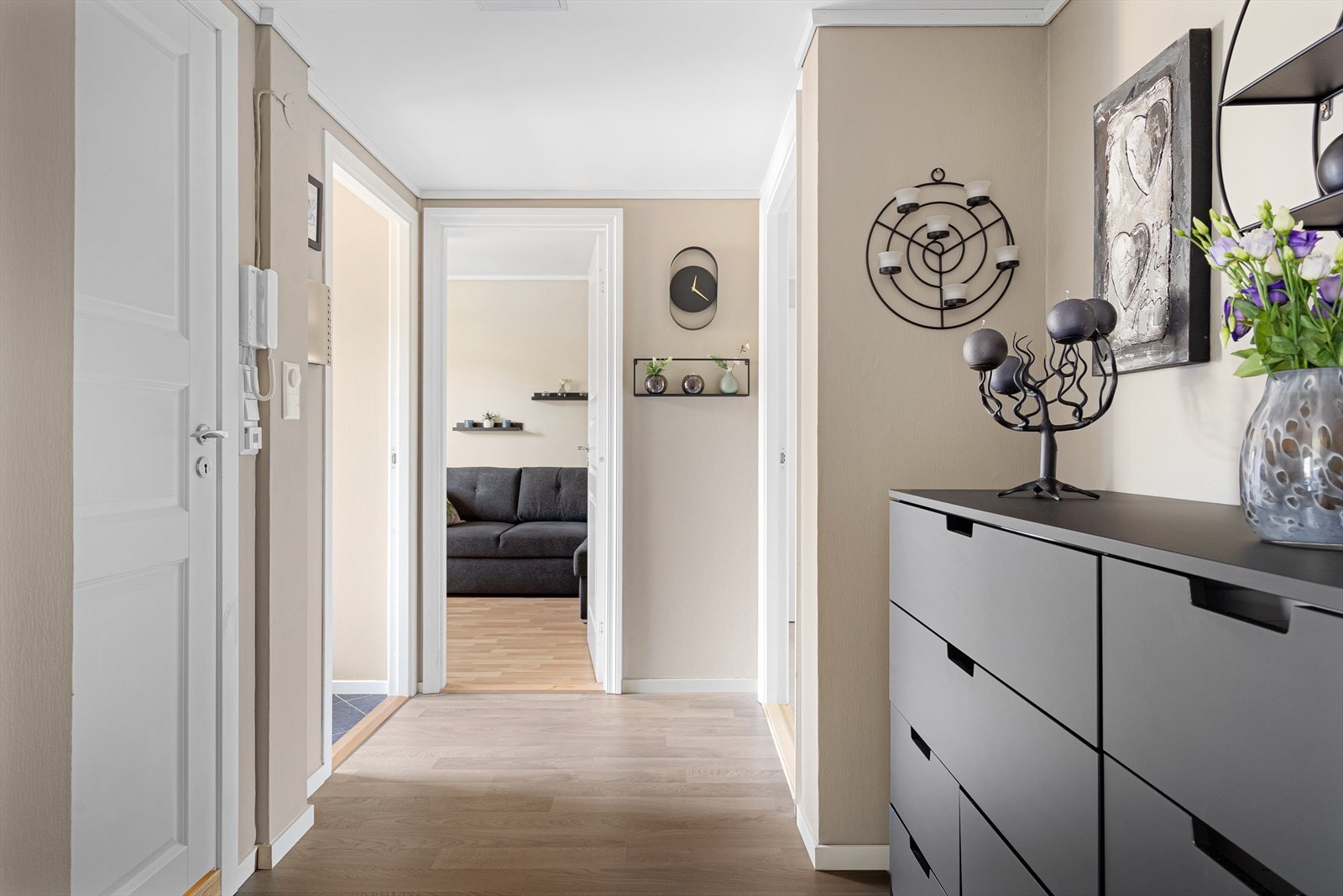 Leiligheten har balansert ventilasjon som sørger for bedre luftkvalitet og et godt innemiljø. Galleribilde