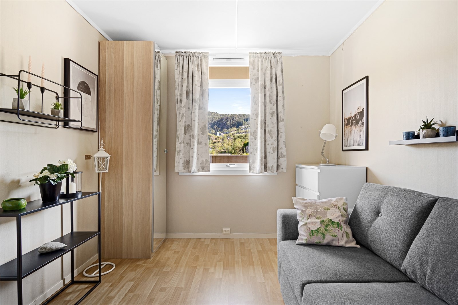 Det andre soverommet måler ca. 10,1 m²- perfekt som barnerom eller gjesterom. Galleribilde