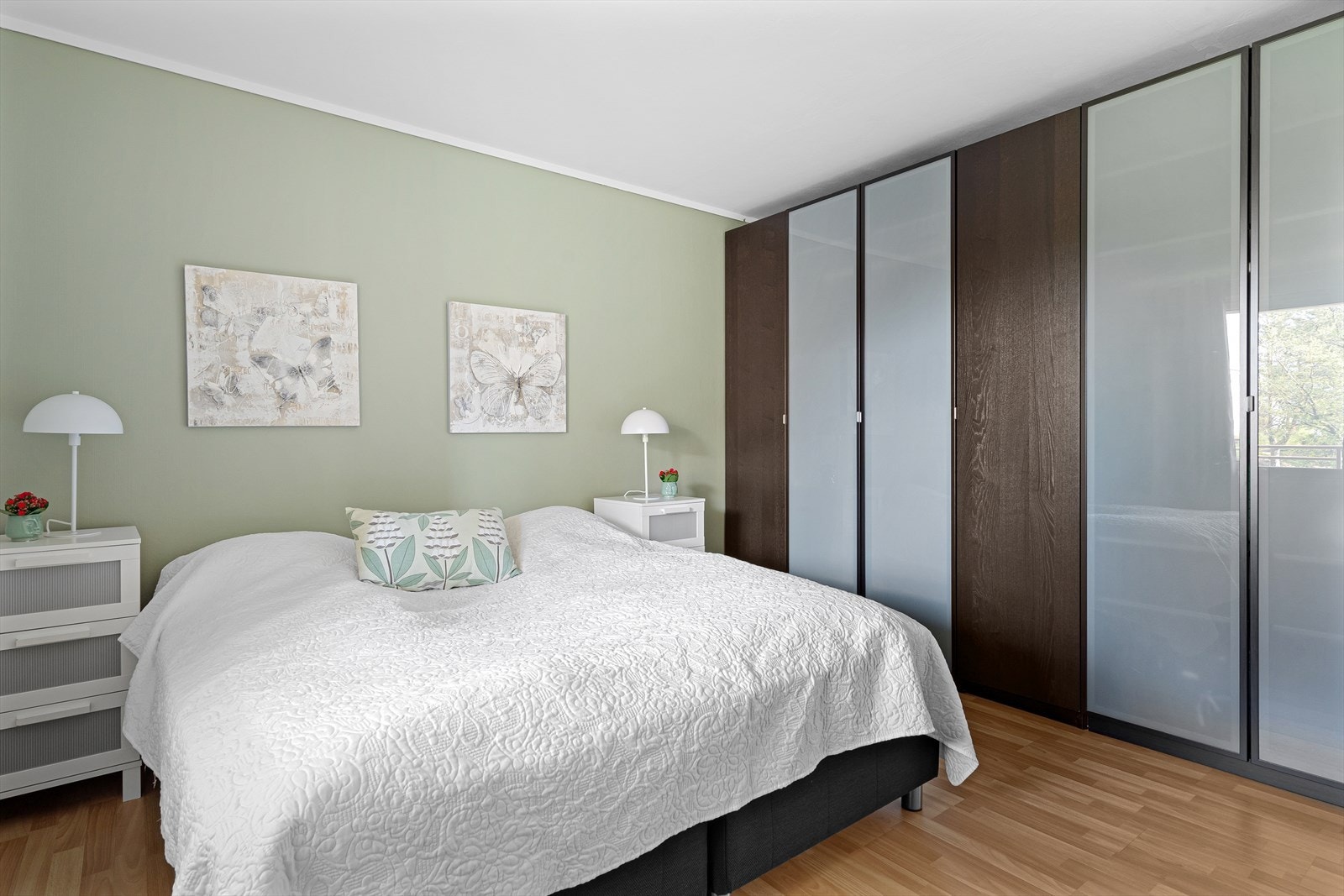 Gode lagringsmuligheter i stor garderobe Galleribilde