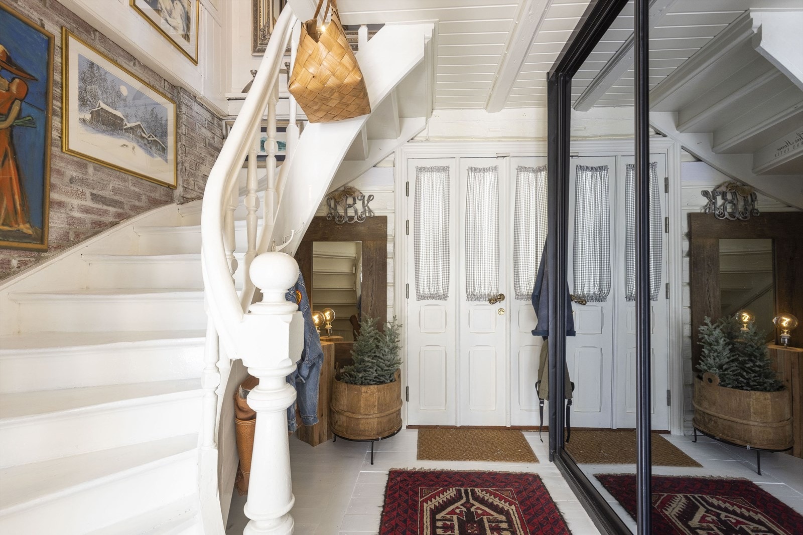 Entre med skyvedørsgarderobe Galleribilde