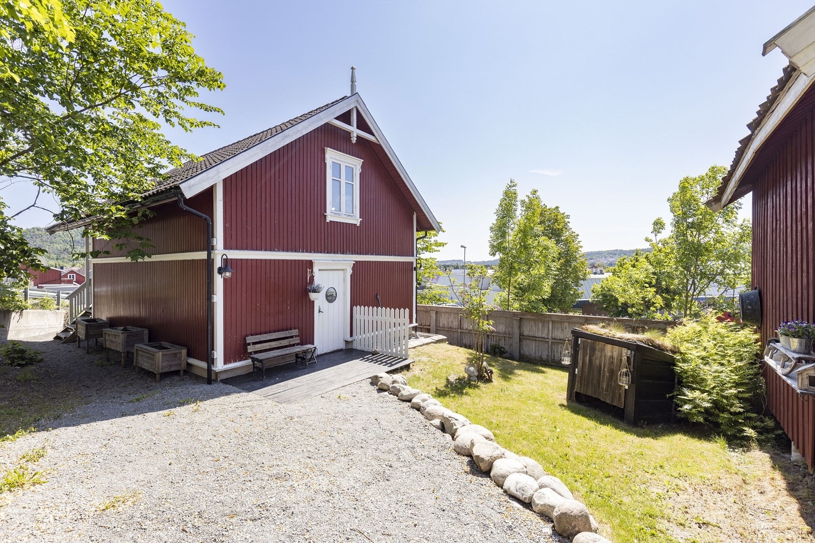 Garasjebygg er oppført i 2001 Galleribilde