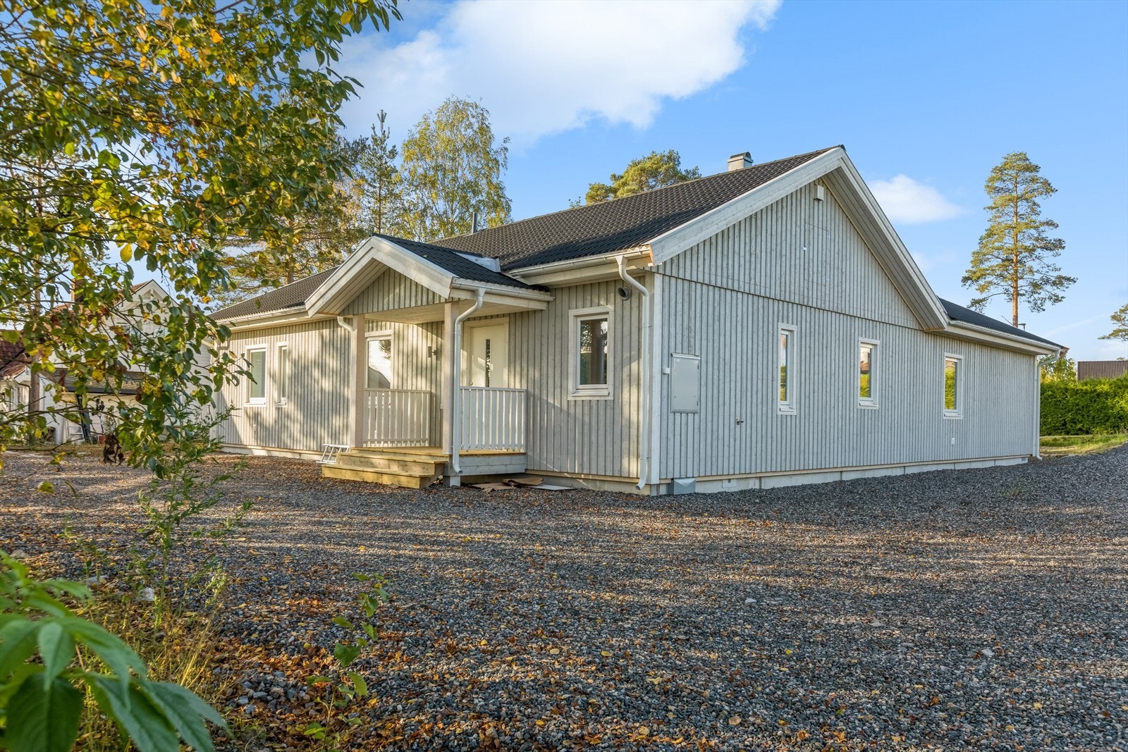 Stor oppgruset innkjørsel, hvor det også er plass til en garasje om man ønsker det. Galleribilde
