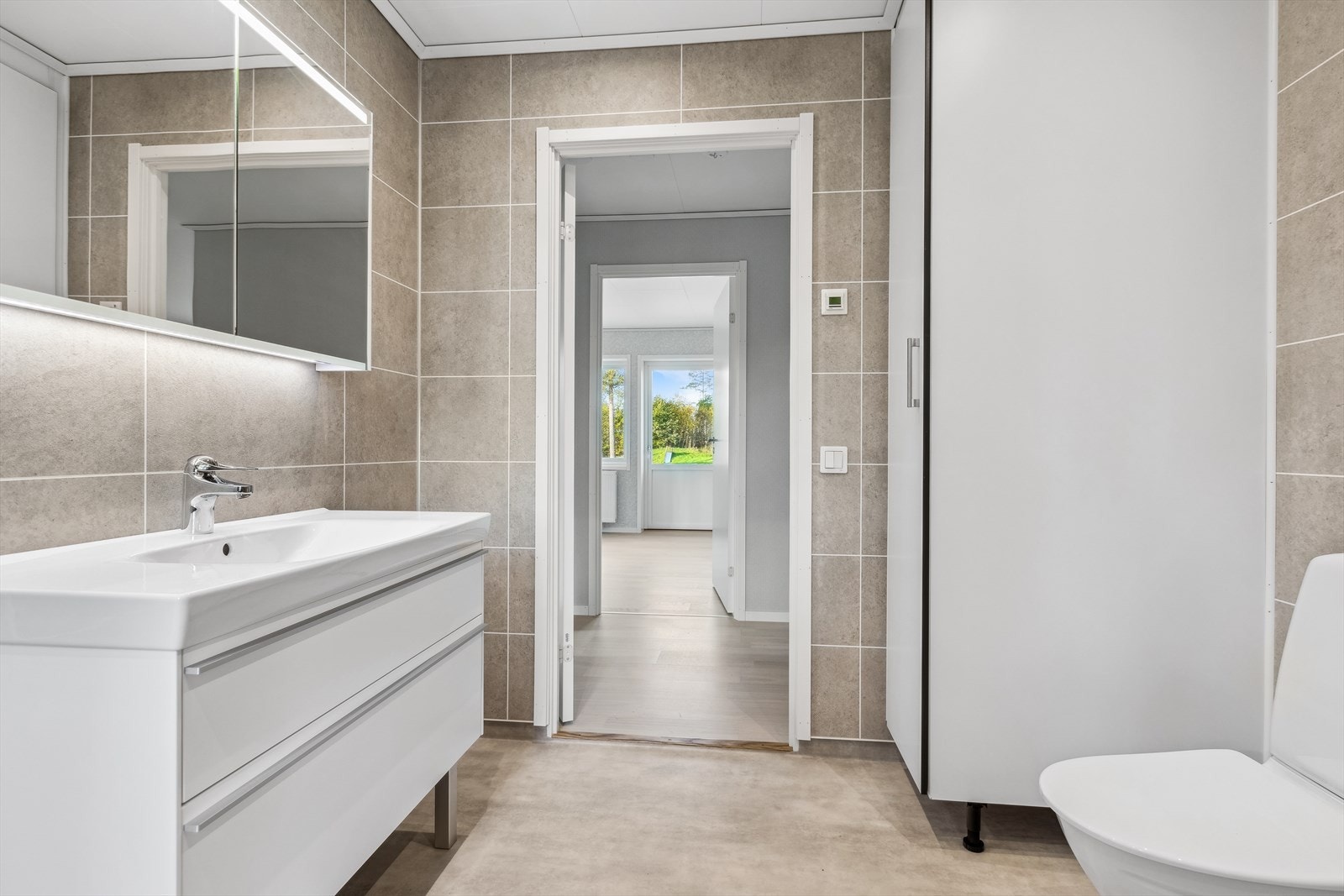 Dette badet er praktisk plasser ved tre av soverommene. Galleribilde
