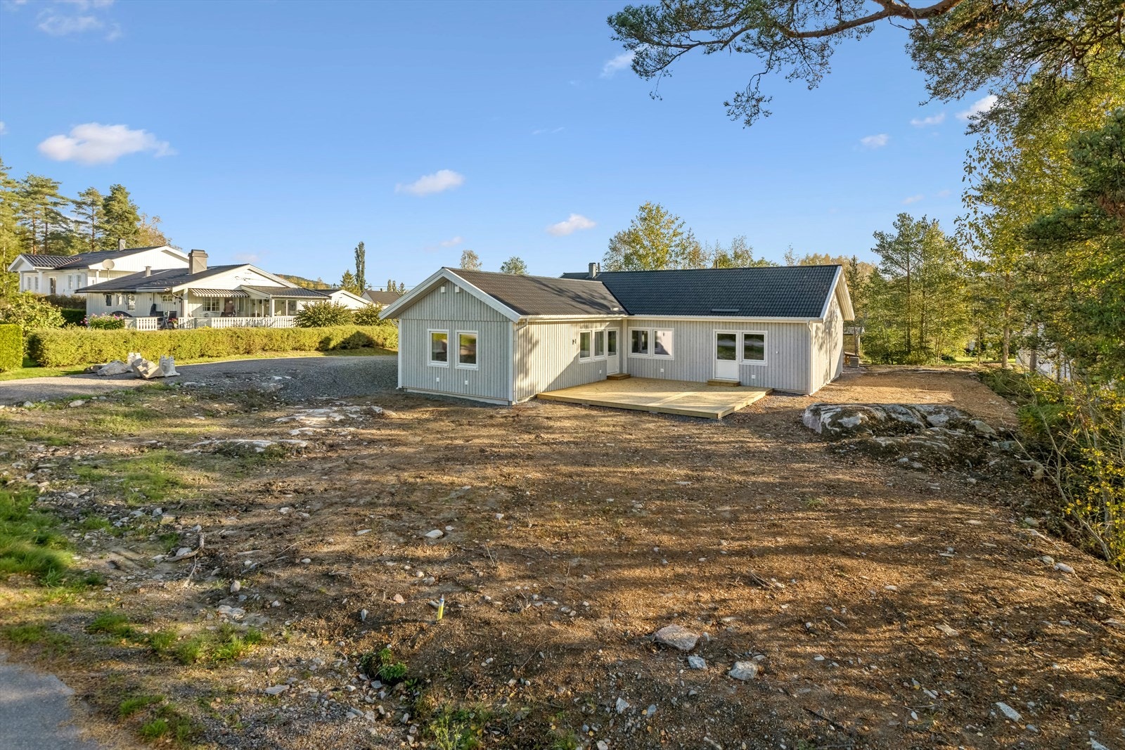 Flat anvendelig tomt som har rikelig med tumleplass for små og store. Galleribilde