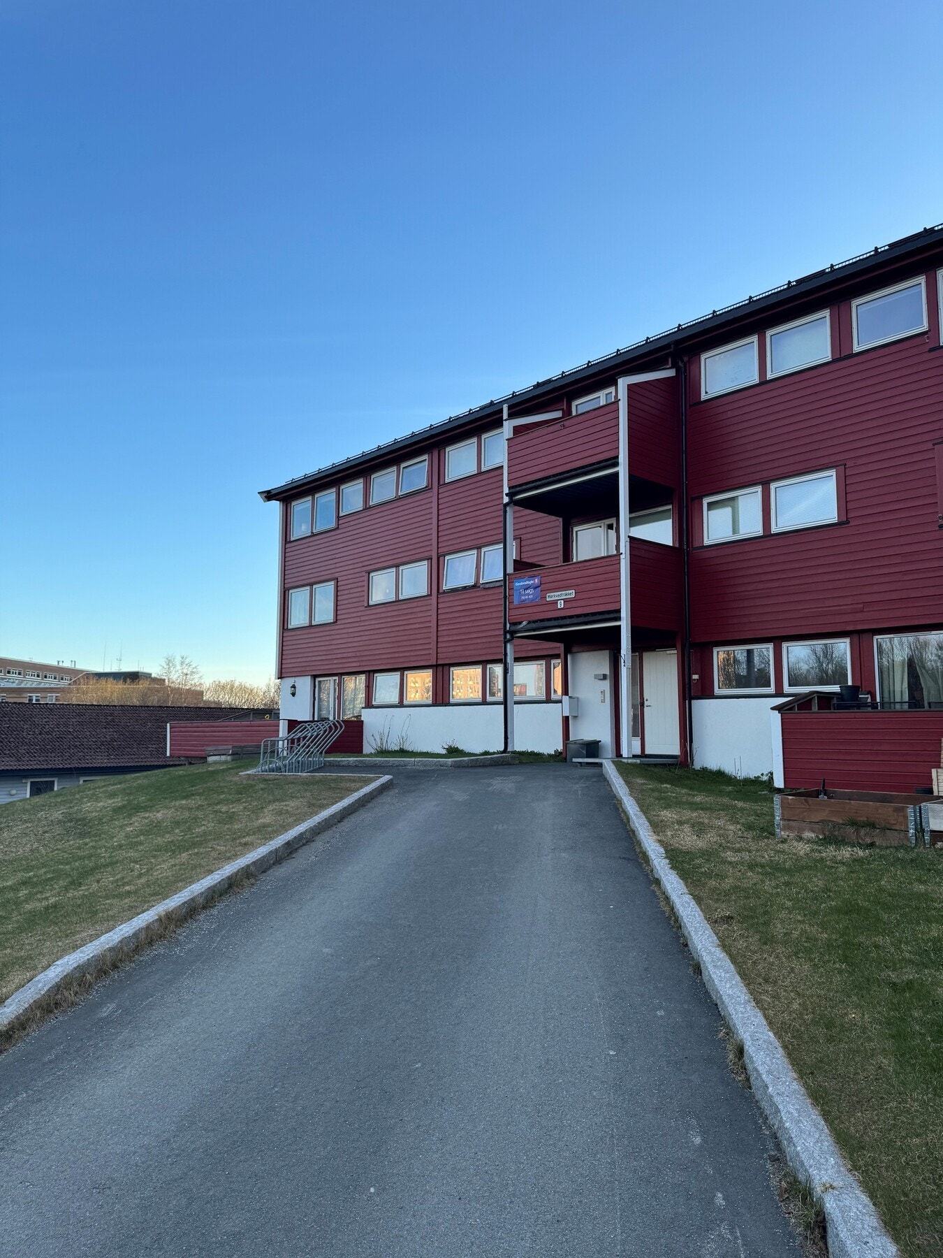 Leiligheten ligger fint til i andre etasje - Takoverbygget balkong Galleribilde