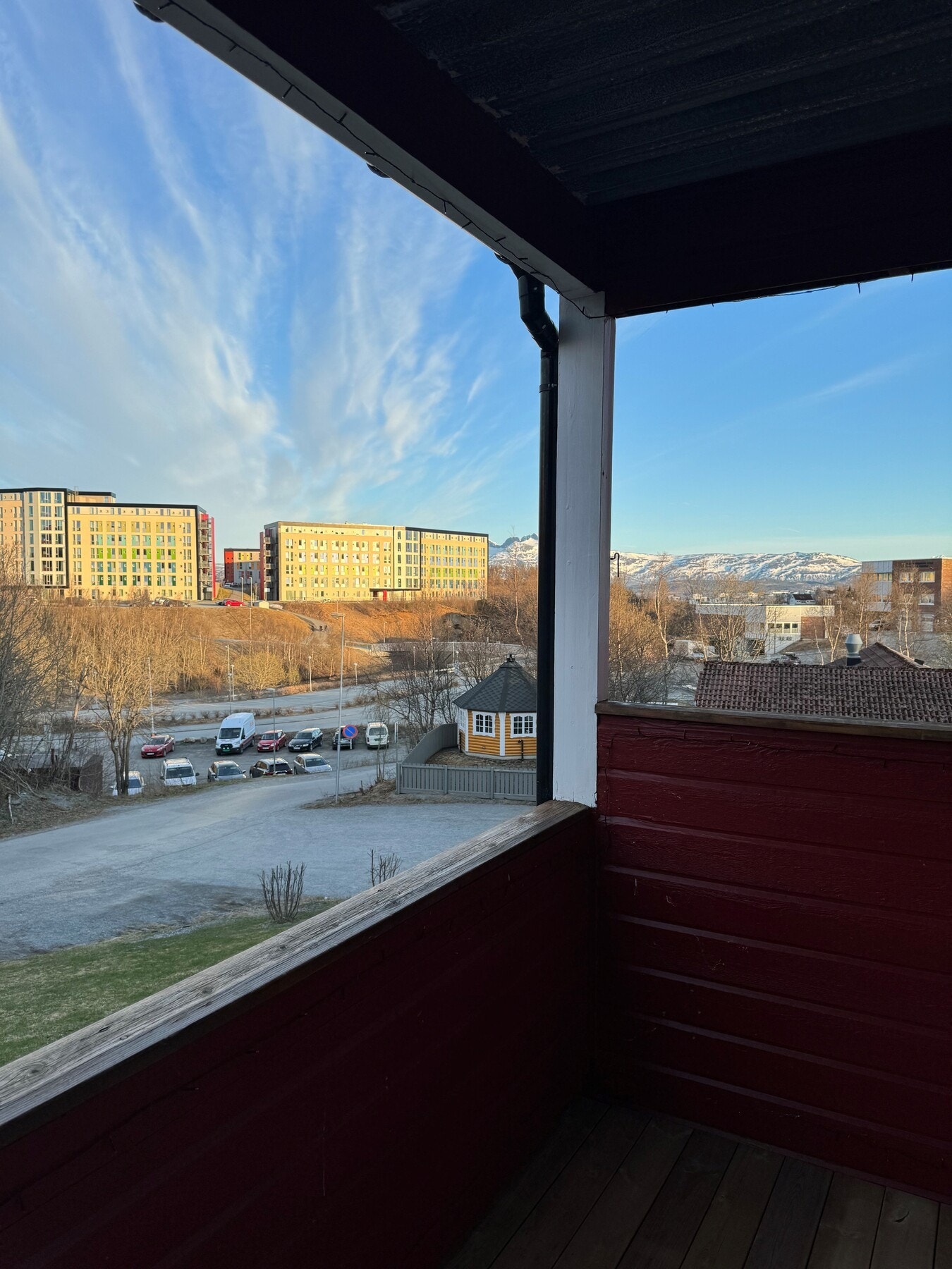 Takoverbygget balkong med gode lys og solforhold Galleribilde