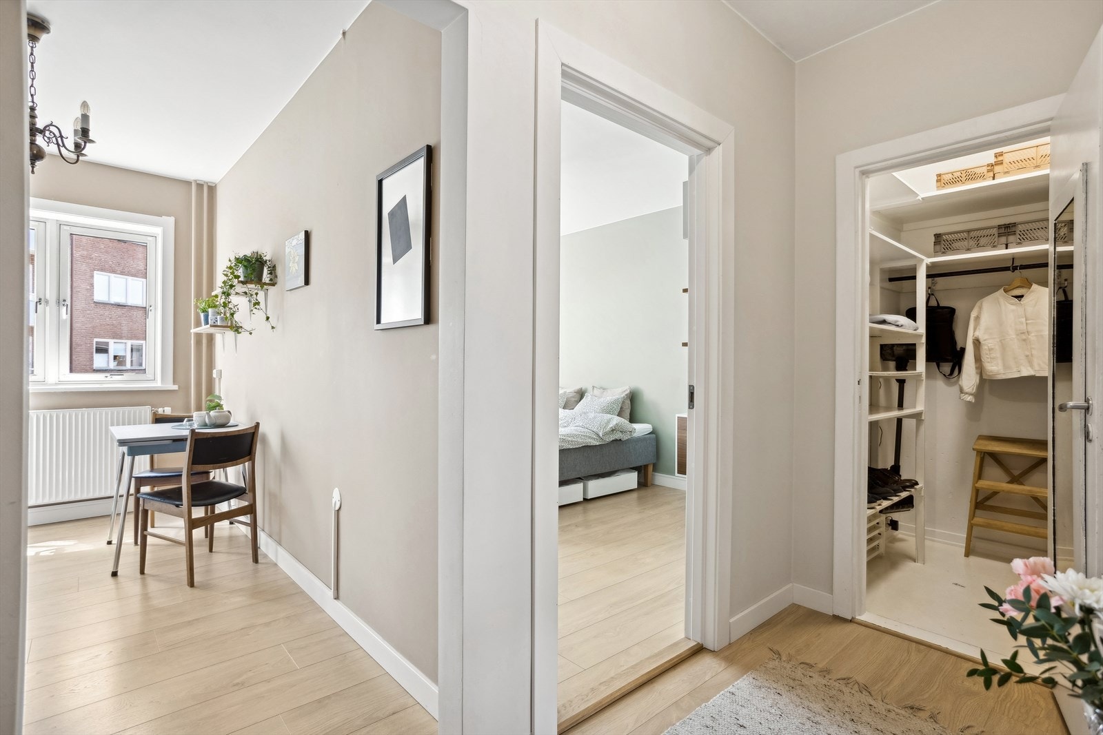 Vegg-i-vegg ligger soverommet. Galleribilde