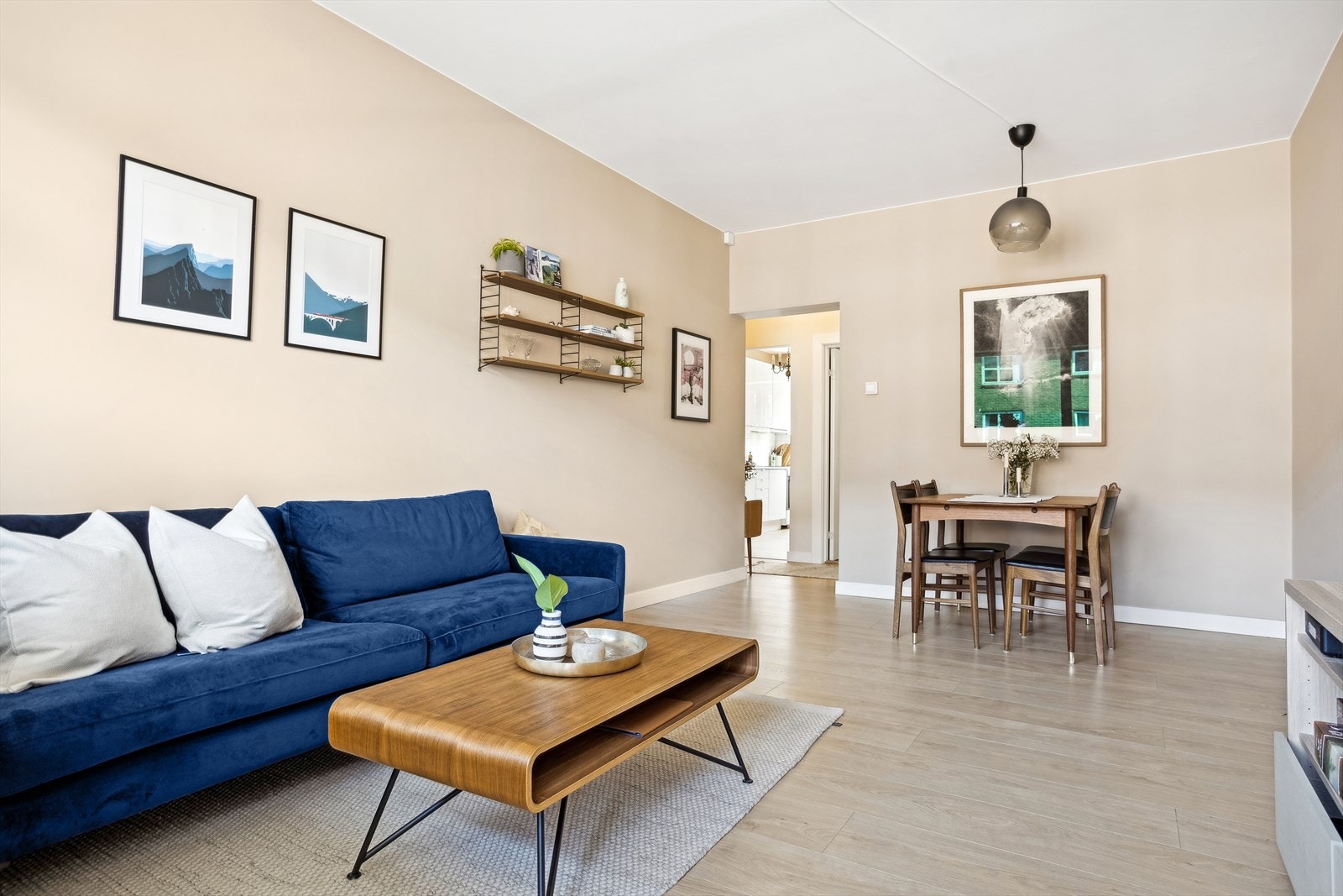 Leilighetens plassering er meget sentral og blir fort et naturlig samlingspunkt for dine venner. Da er det en stor fordel med en stue med plass til mange. Galleribilde