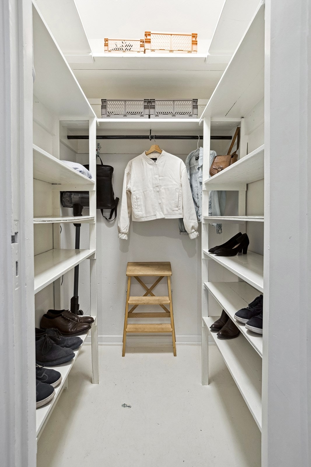 I tillegg til to boder har leiligheten også en egen walk-in/bod med mye lagringsplass. Galleribilde
