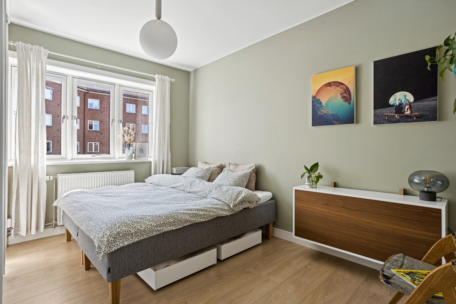 Behagelig stort soverom med plass til stor seng. nattbord og hjemmekontor. Galleribilde