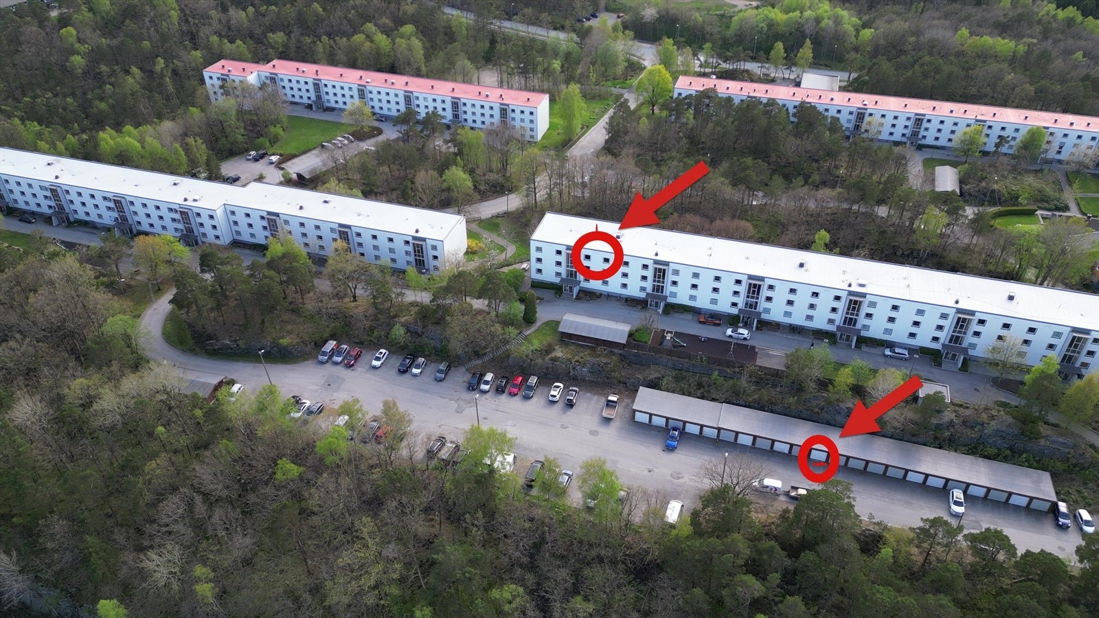Dronebilde med oversikt over leilighet og garasje Galleribilde