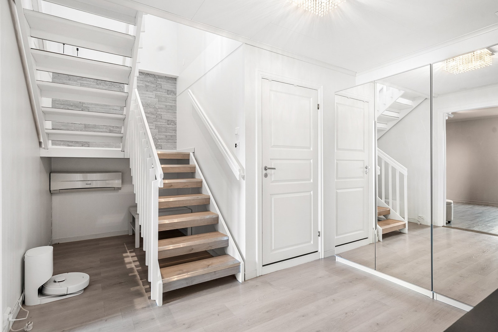 Gang med stor garderobe Galleribilde