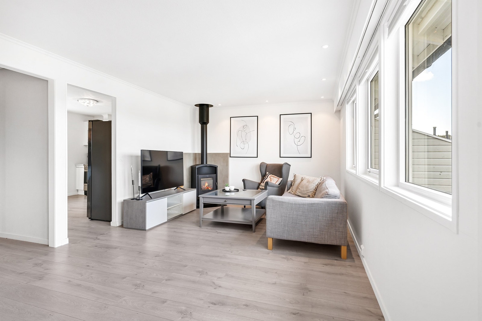 Del av stuen med god plass til sofagruppe Galleribilde