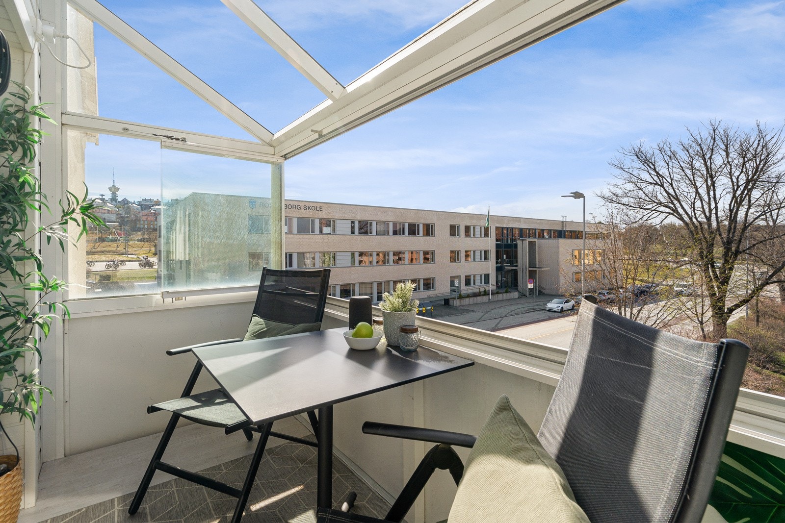 Herlig innglasset balkong som er ypperlig å benytte i sommerhalvåret. Galleribilde