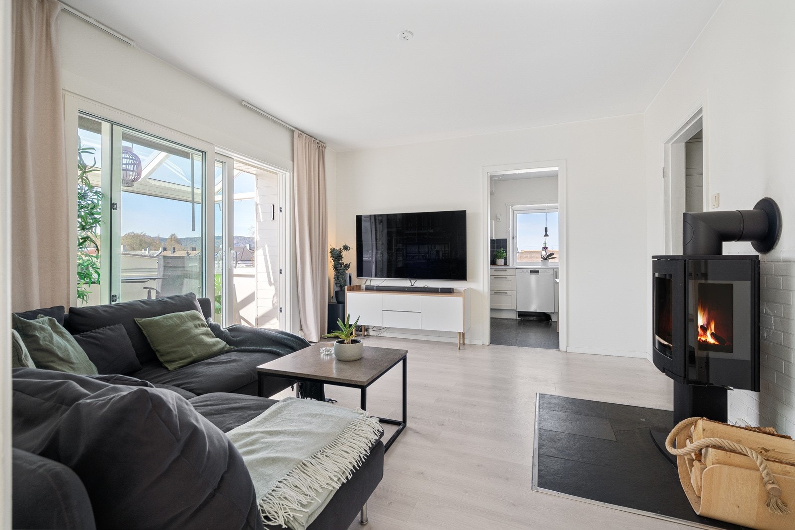 Store vindusflater som gir rikelig med naturlig lysinnslipp! Galleribilde