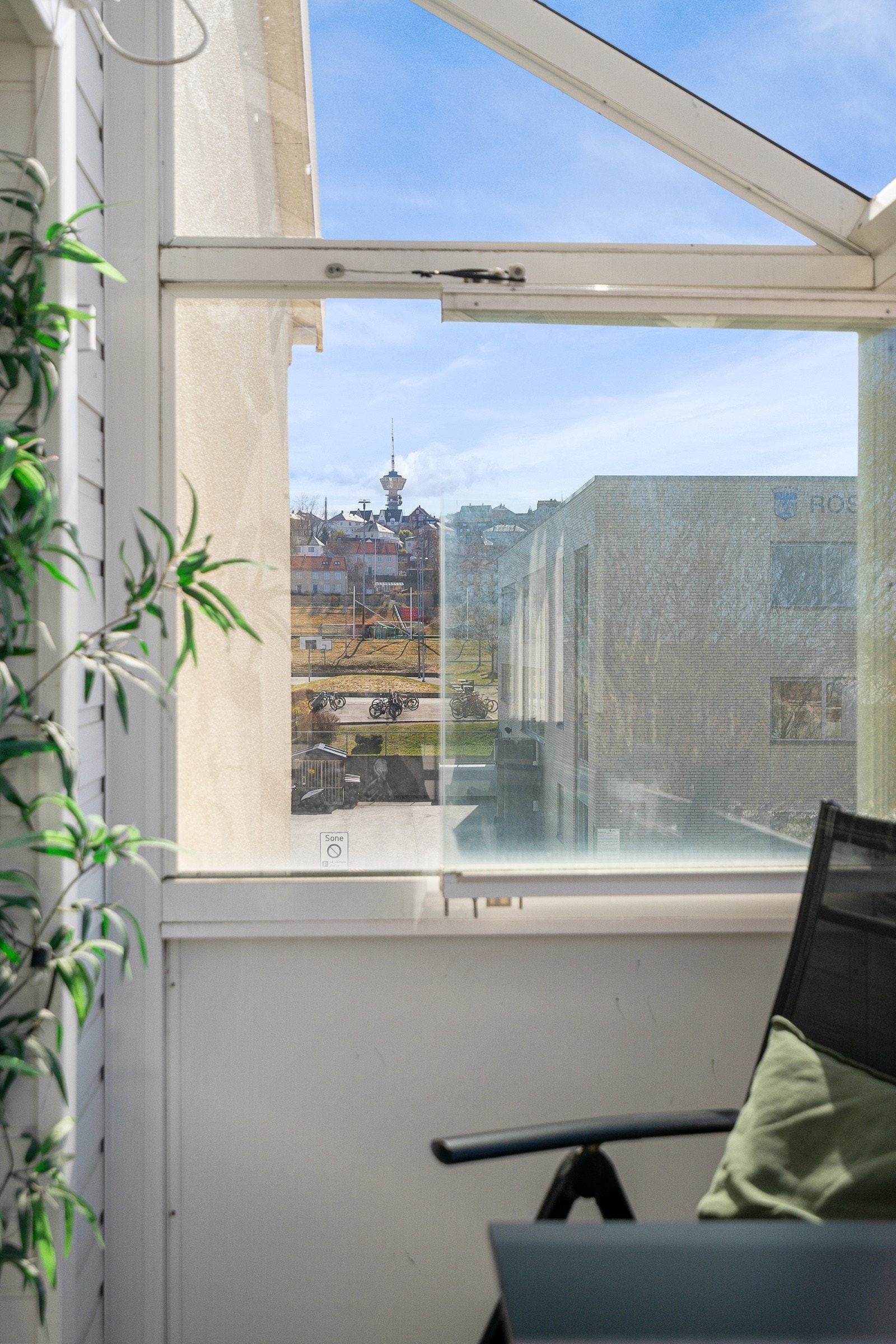 Innglasset sørvendt balkong gode sol- og utsiktsforhold. Galleribilde