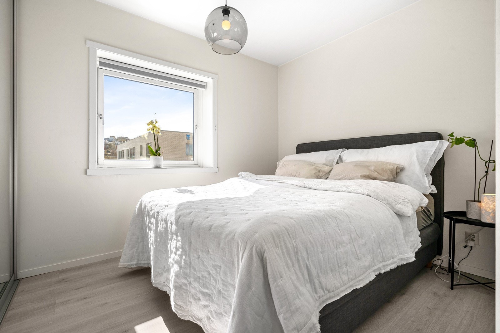 Soverommet er av god størrelse, og har plass til dobbelseng og annet ønskelig møblement. Galleribilde