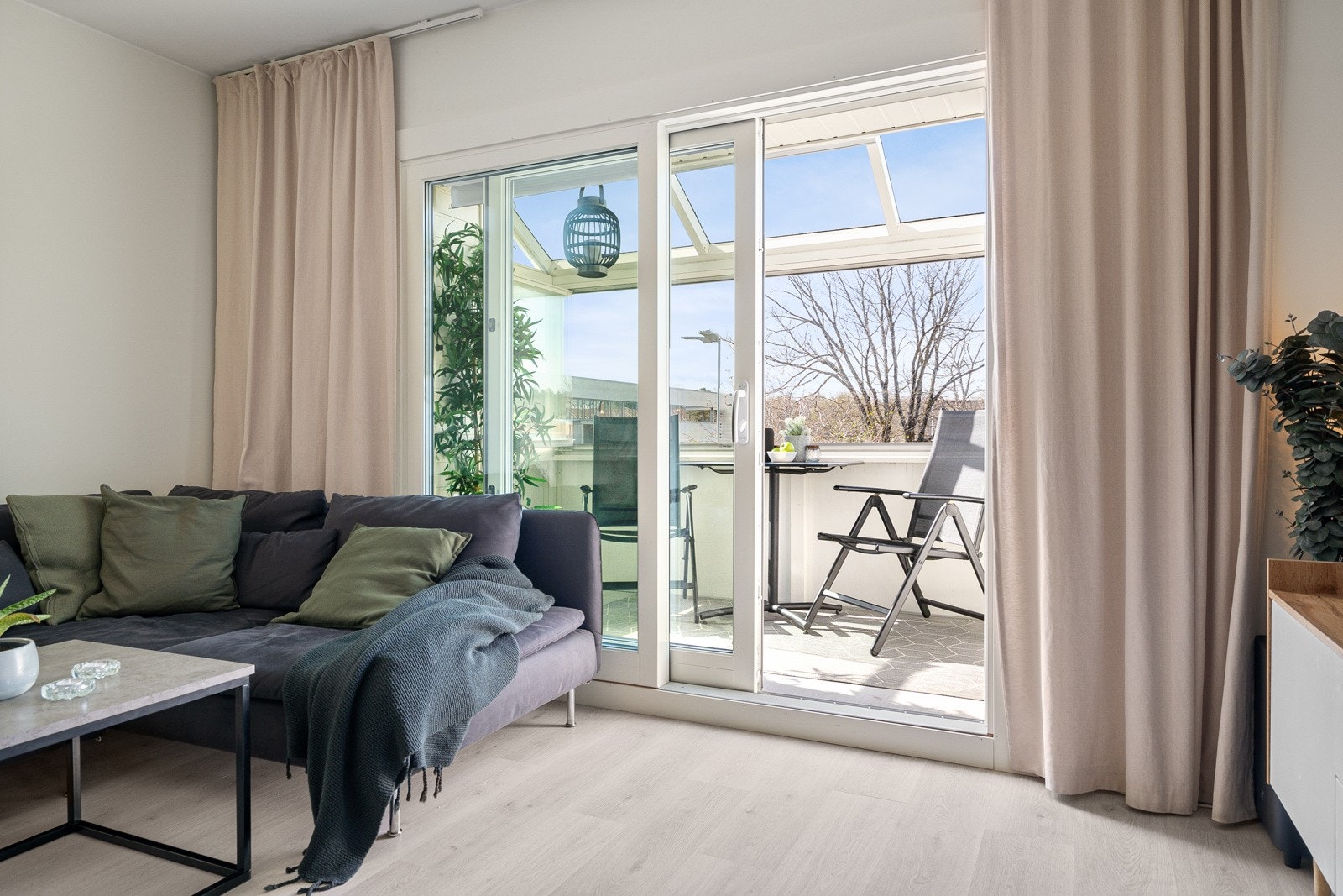 Fra stue er det utgang til en hyggelig innglasset balkong. Galleribilde