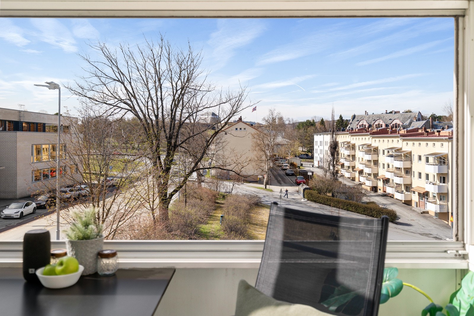 Boligen ligger tilbaketrukket fra selve bykjernen, men det er allikevel kort vei til alt man skulle trenge av dagligvare, skole, shoppingmuligheter, uteliv, spisesteder og kollektivtransport. Galleribilde