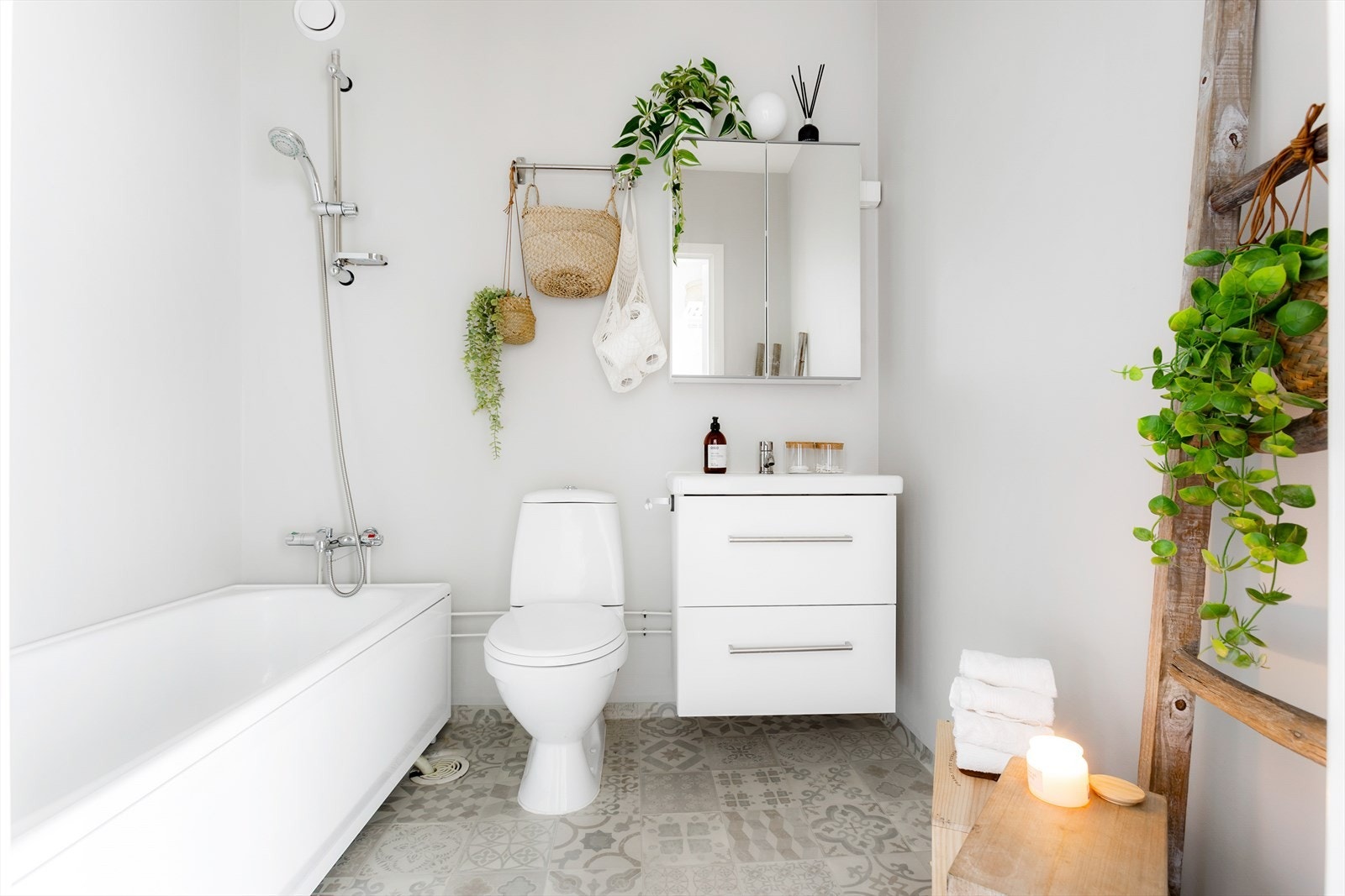Badet er modernisert med nytt baderomsbelegg og malte overflater i 2023. Galleribilde