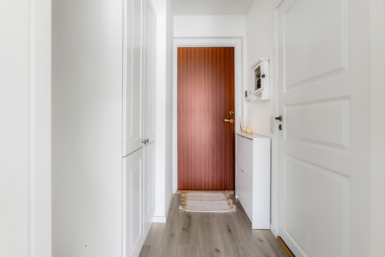 Velkommen inn! Det er installert callinganlegg, slik at du enkelt kan slippe inn dine gjester. Her har du har godt om plass til å henge fra deg ytterklær og skor i medfølgende garderobe. Galleribilde