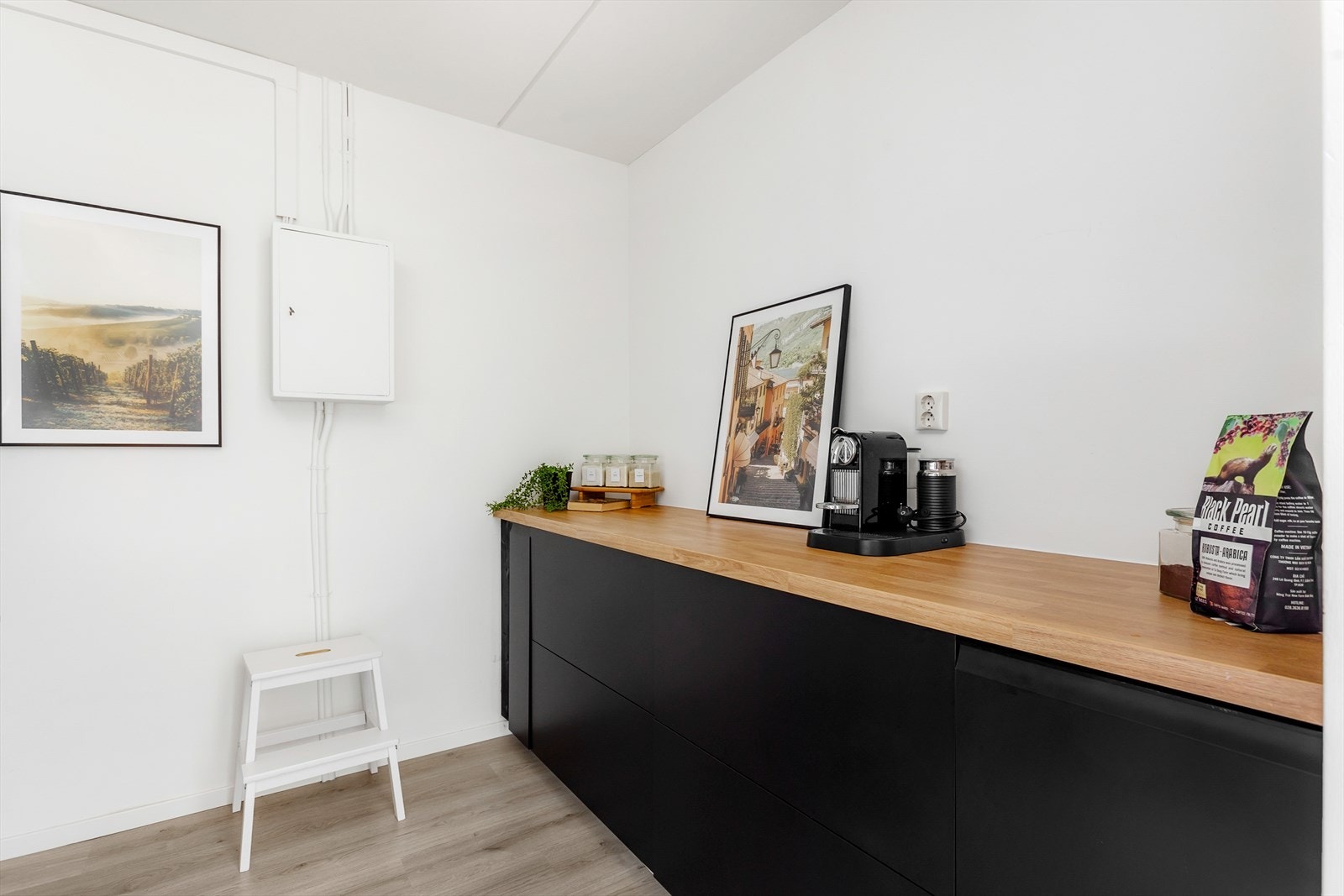 Fine oppbevaringsmuligheter i skap og god benkeplass. Galleribilde