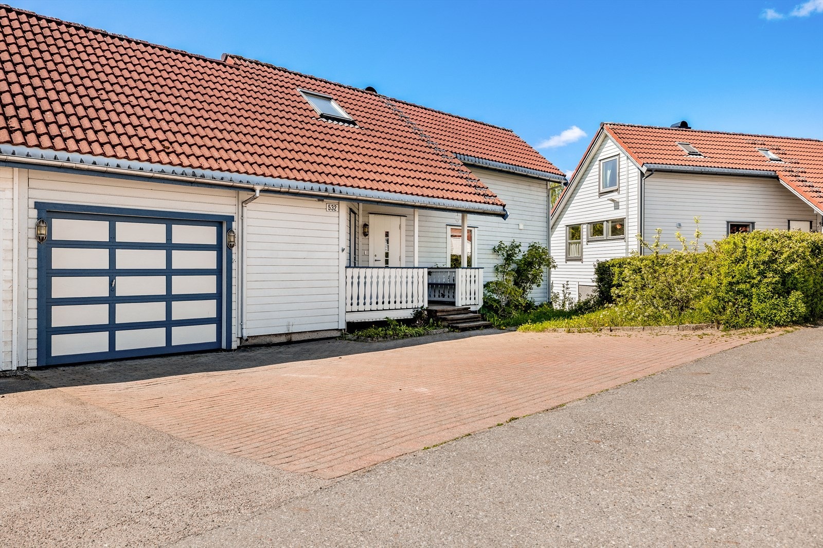 Parkering i garasje og ytterligere 3 biloppstillingsplasser utvendig Galleribilde