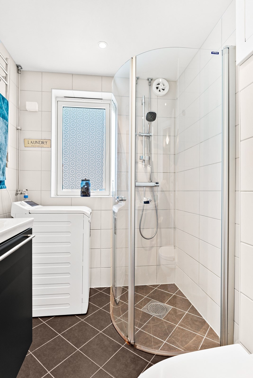 Det er også opplegg for vaskemaskin på badet. Elektrisk styrt vifte. Galleribilde