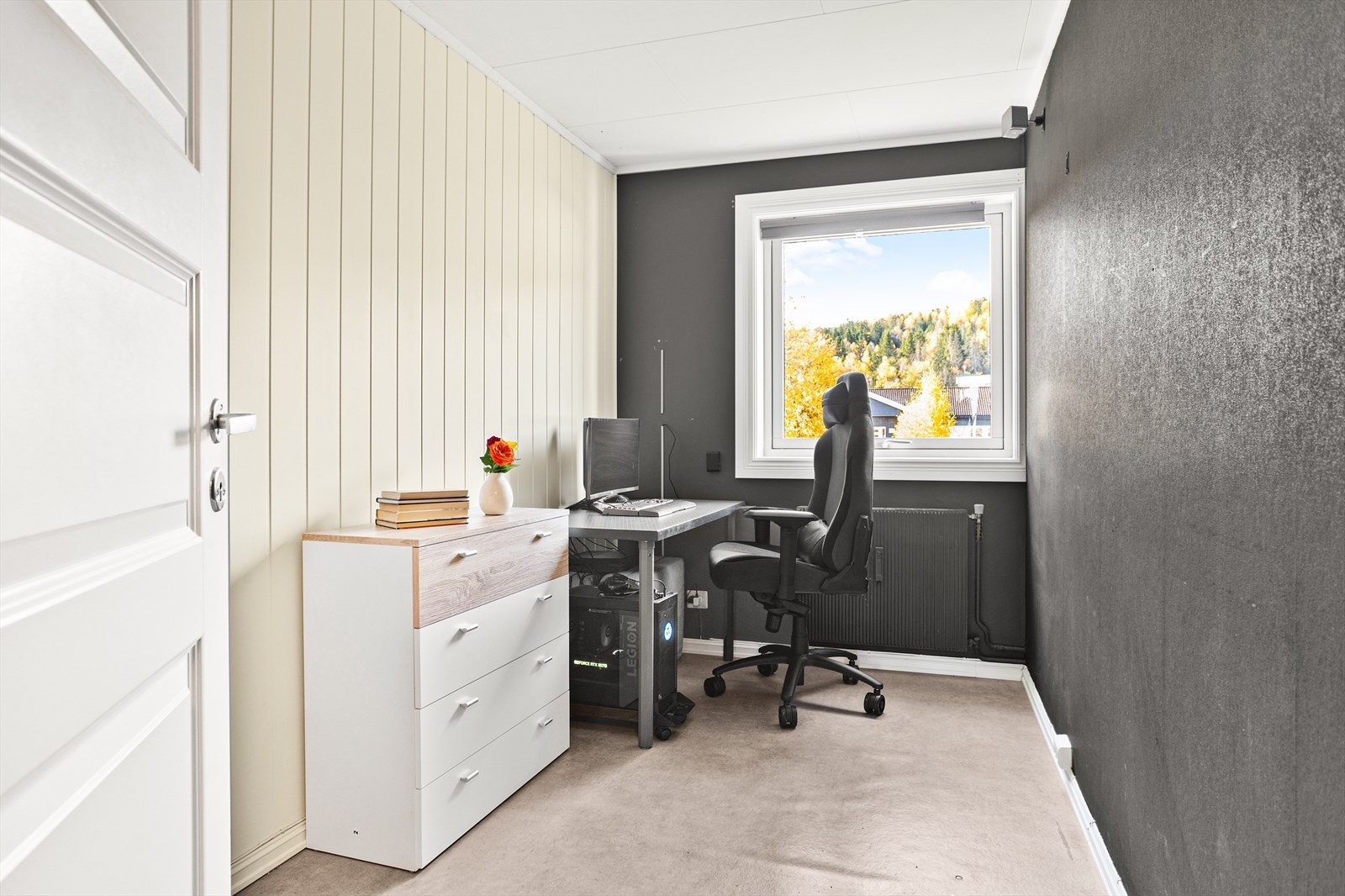 Det tredje soverommet brukes i dag som kontor, men passer også godt som barnerom/gjesterom. Galleribilde