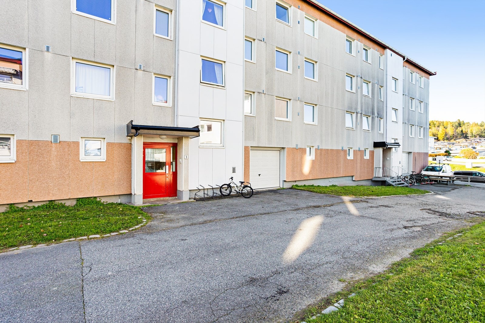 Det medfølger biloppstillingsplass med motorvarmer. Boligen har også 2 boder til disposisjon. I følge styreleder er det planlagt asfaltering i gården, sannsynligvis i 2024. Galleribilde
