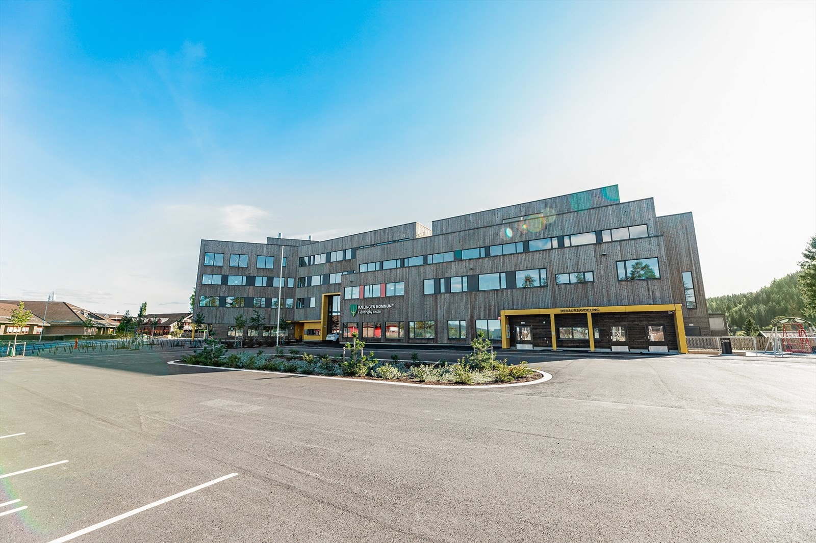 Fjerdingby Skole ligger ca. 8 minutters gange fra boligen. Galleribilde