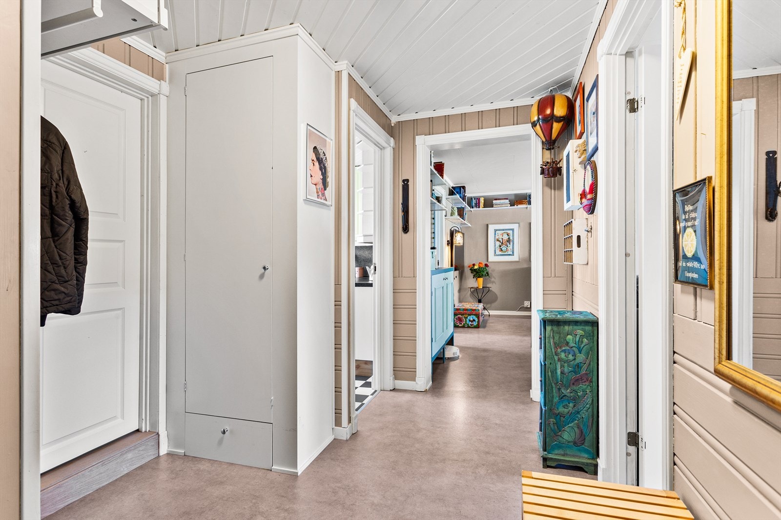 God plass til å henge fra seg yttertøy og sko. Galleribilde