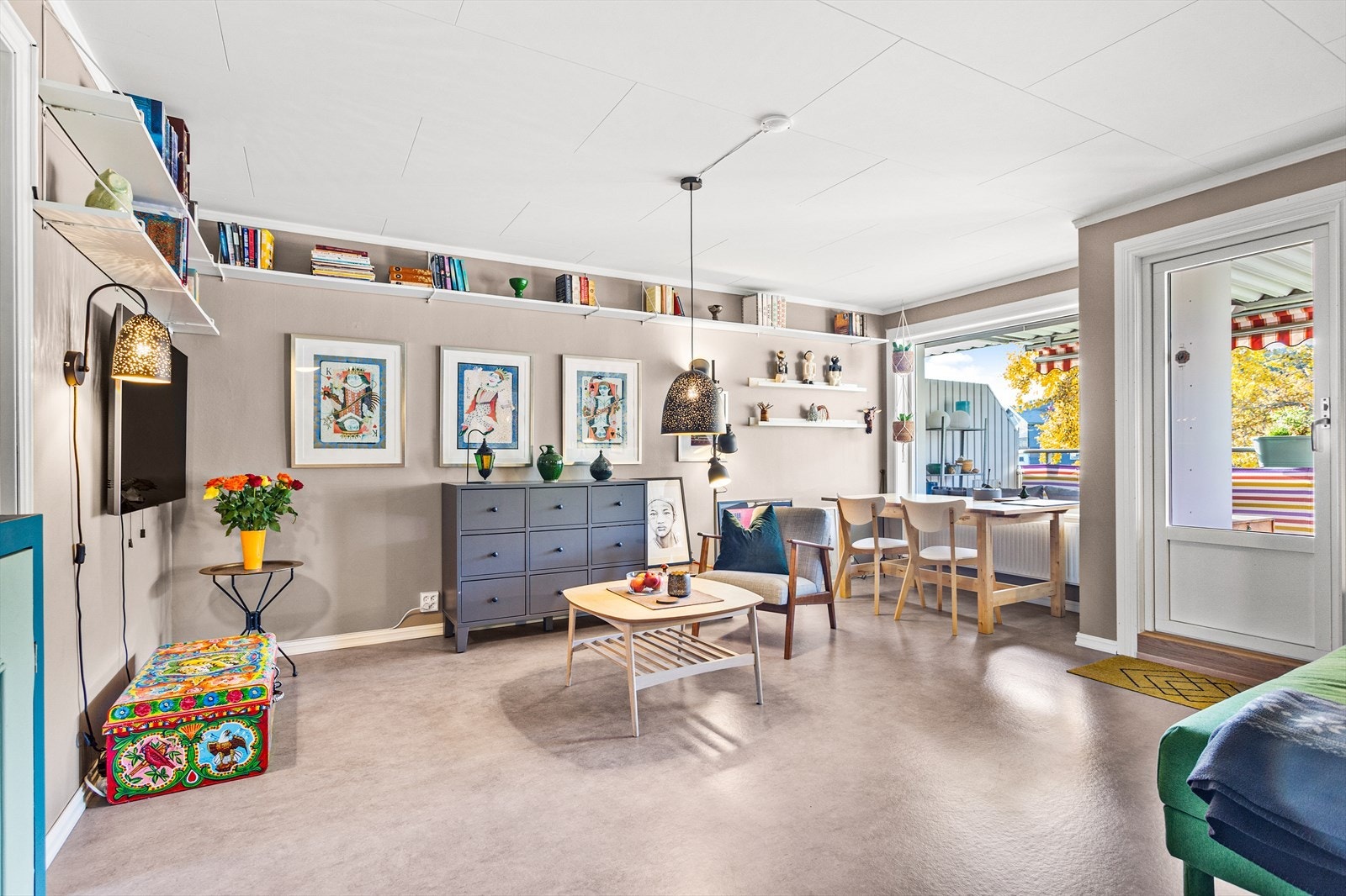 Gode møbleringsforhold.
Stuen har utgang til balkong på ca. 10 m². Galleribilde