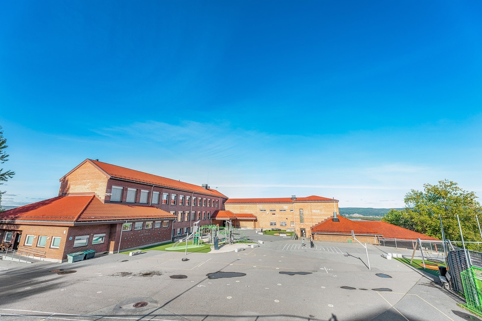 Rud Skole som ligger ca. 5 min. unna med bil. Galleribilde