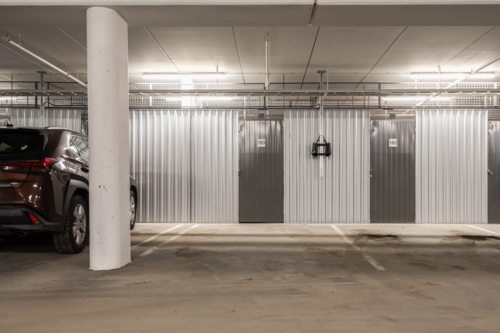 Fast parkeringsplass i oppvarmet p-kjeller med el-bil lader. Galleribilde