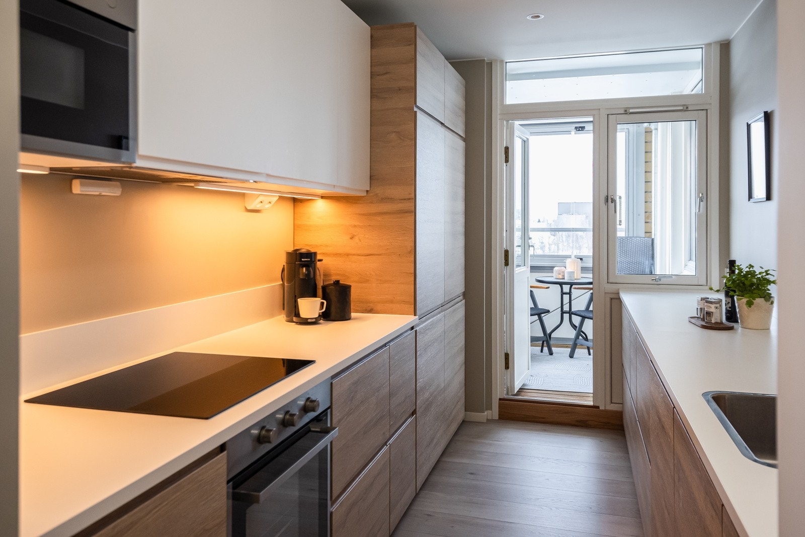 Kjøkkenet består av folierte skrog, folierte fronter og laminert benkeplate. Det har påkostet integrerte hvitevarer som kjøleskap, fryseskap, oppvaskmaskin, platetopp, stekeovn, og mikrobølgeovn. Galleribilde