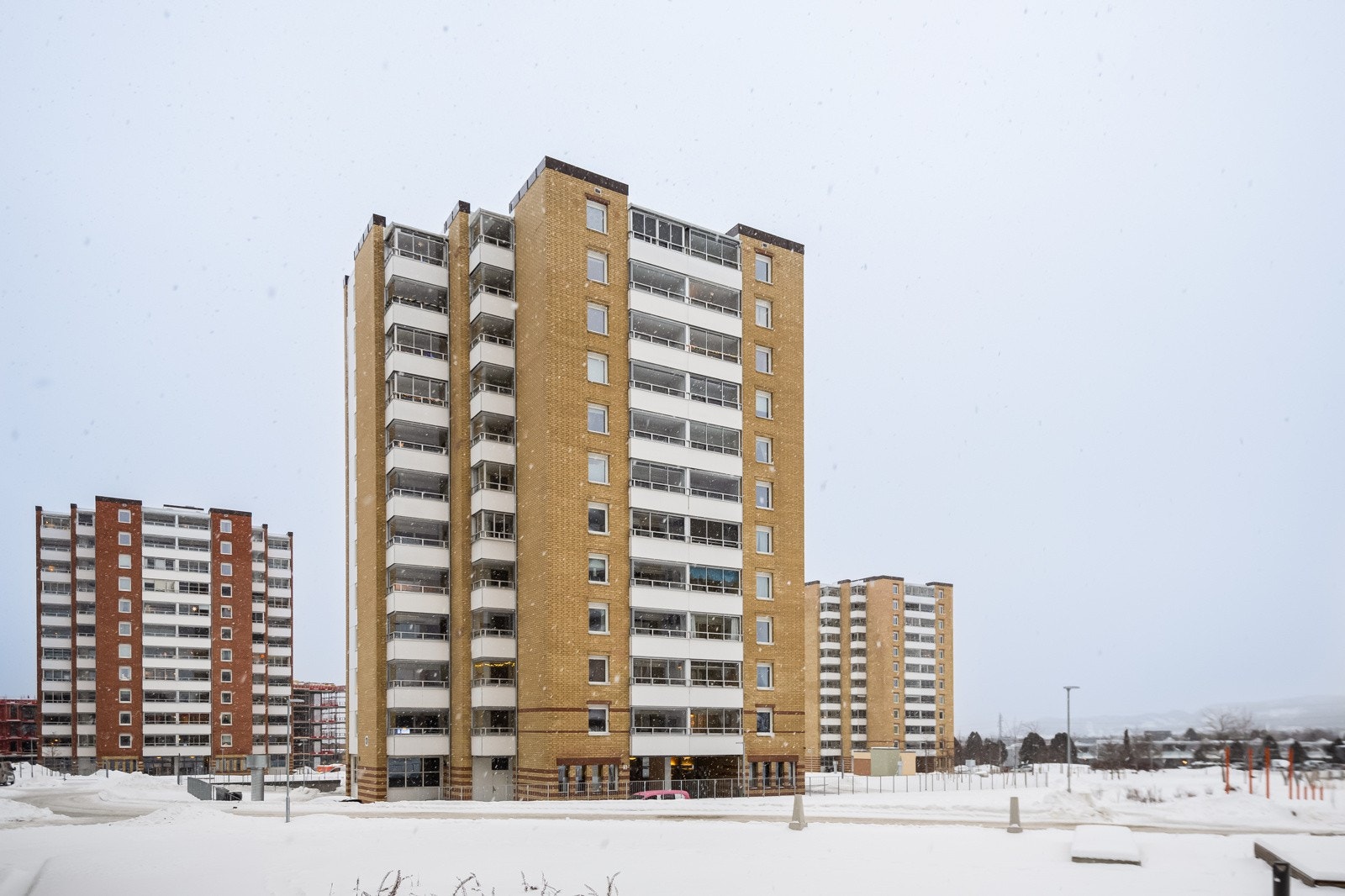 Boligen ligger fint til med sin gode plassering i 11. etasje like ved Valentinlyst kjøpesenter og Tyholt. Dette er en av Trondheims mest ettertraktede bydeler. Her bor man sentralt, men samtidig skjermet for midtbyens støy og uromomenter. Galleribilde