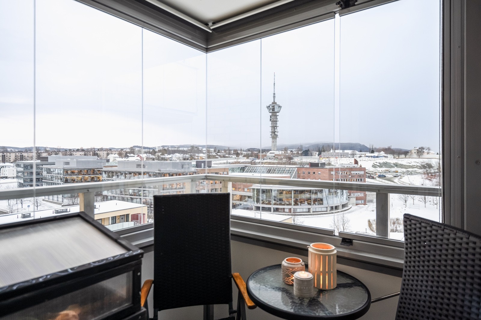 Balkongen er sør/vest vendt. Her har man flott ettermiddag/kveldssol og utsikt mot Tyholttårnet. Galleribilde