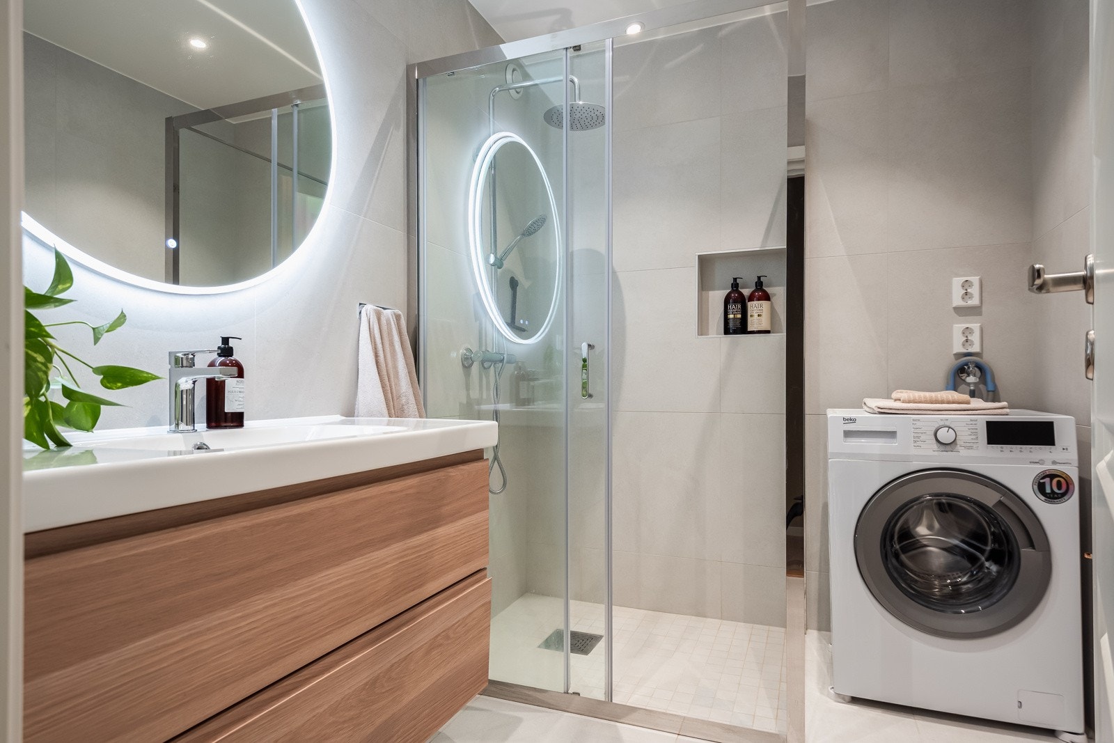 Badet/vaskerom og WC er også totaloppusset i 2022/2023, og ligger med inngang fra entréen/gangen. Badet/vaskerommet er på 4,4 kvm. Galleribilde